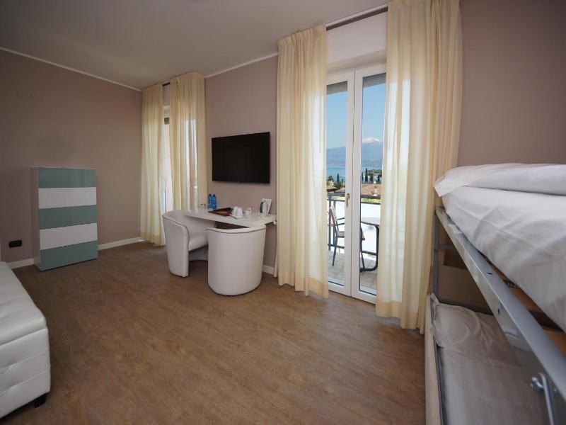 Superior Quadruple Room image 3