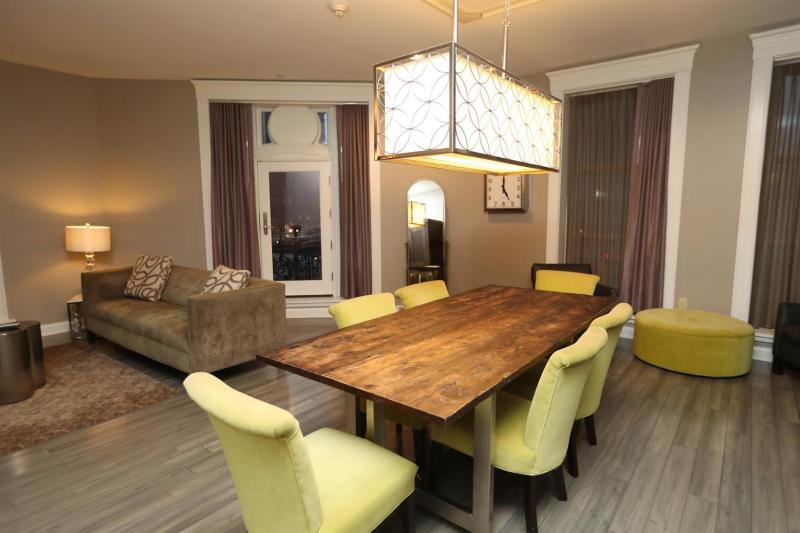 Presidential Suite with King Bed image 4