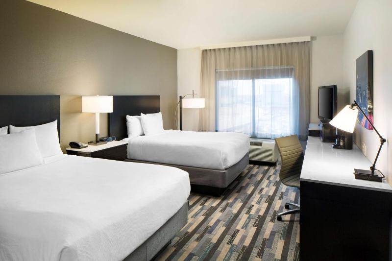 High Floor Room with Two Queen Beds image 1