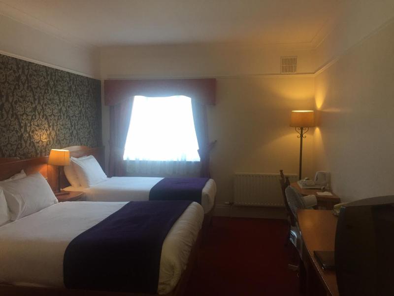 Twin Room image 3