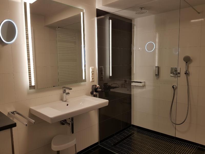 Deluxe double room with Moselle view and king-size bed image 2