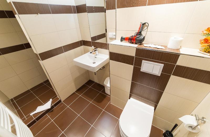 Quadruple Room with Private Bathroom image 3