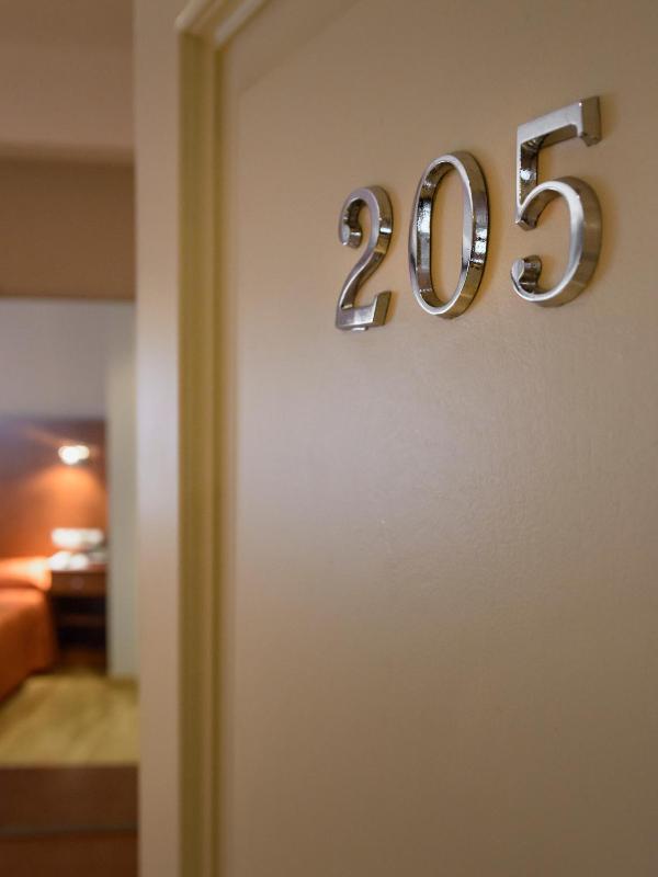 Basic Double Room image 3