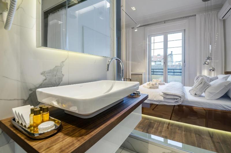 Deluxe Double Room with Balcony image 3