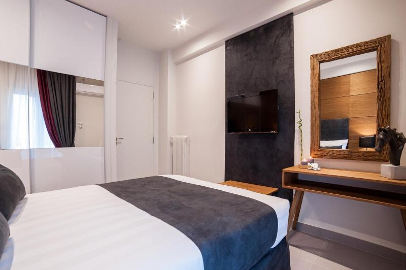 Deluxe Boutique Apartment with Backyard View image 3