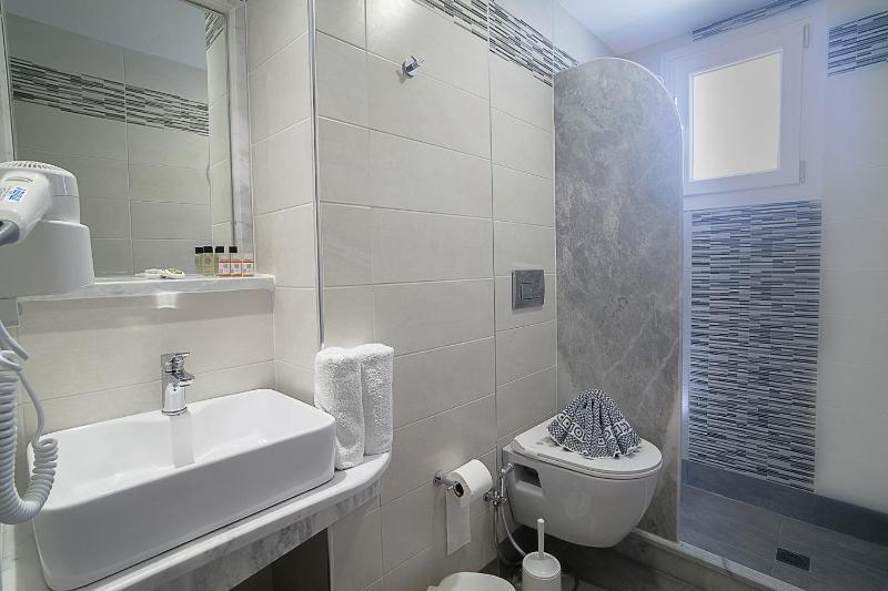 Superior Triple Room image 4