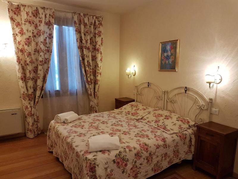 Standard Double Room image 4