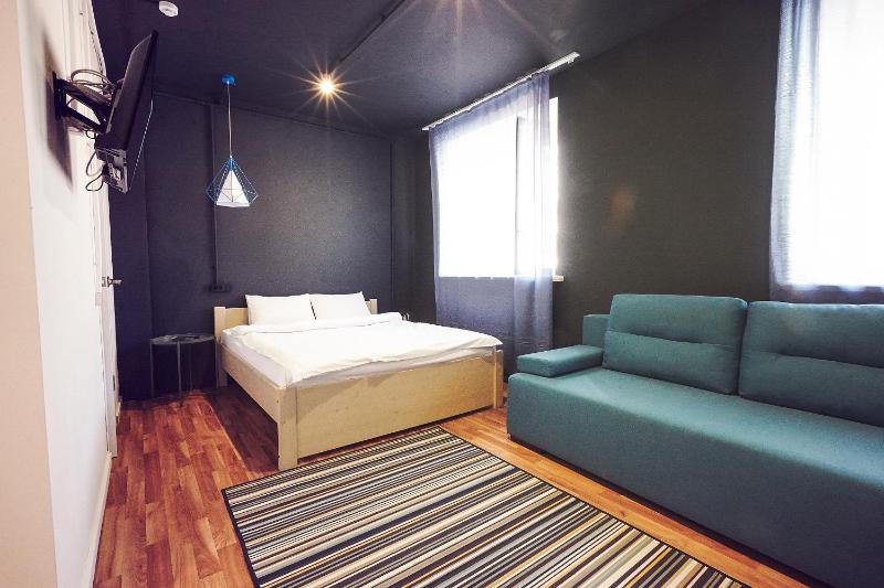 King Studio with Sofa Bed image 2