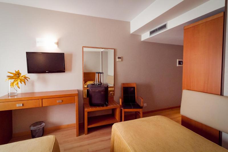 Double Room with Extra Bed image 4