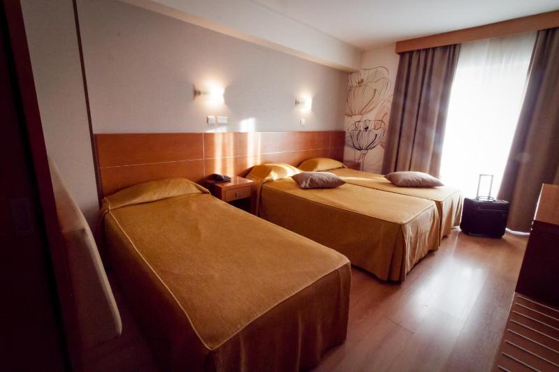 Double Room with Extra Bed image 3