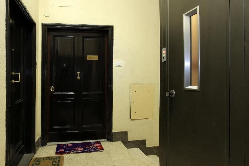 Single Room with Shared Bathroom image 2