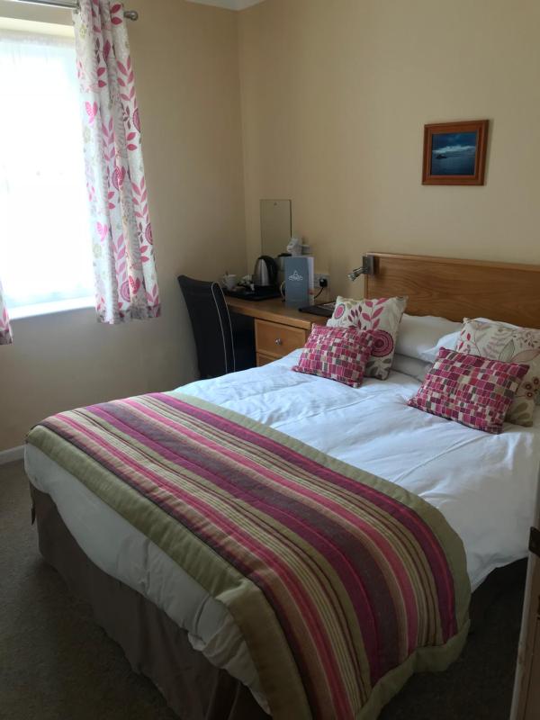 Basic Small Double Room image 2