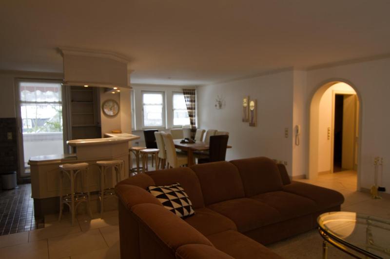 Deluxe Four-Bedroom Apartment image 4