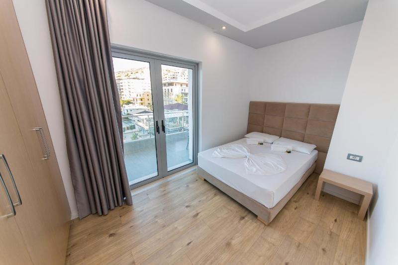 Double Room with Balcony and Side Sea View image 3