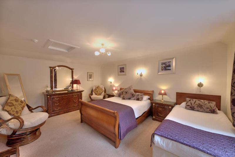 Standard Twin Room image 4