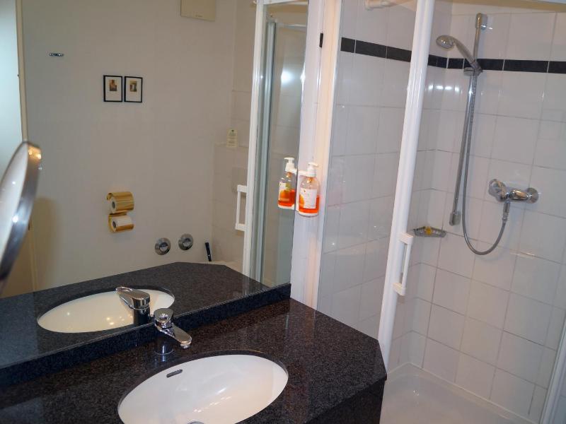 Double Room with Extra Bed image 2