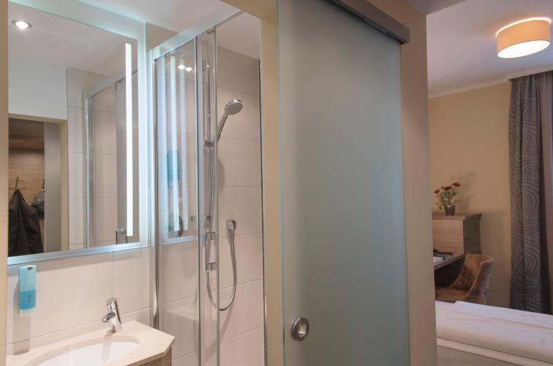 Standard Single Room with Shower with Air Conditioning image 3