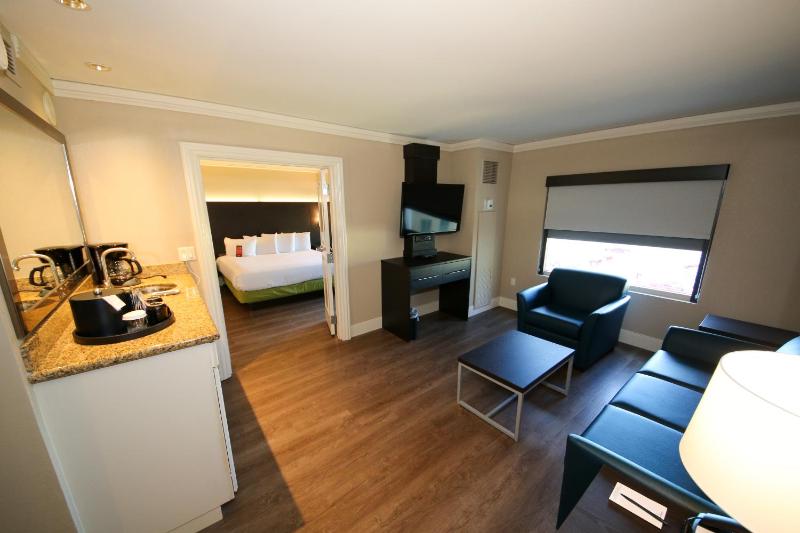 One-Bedroom Suite image 4
