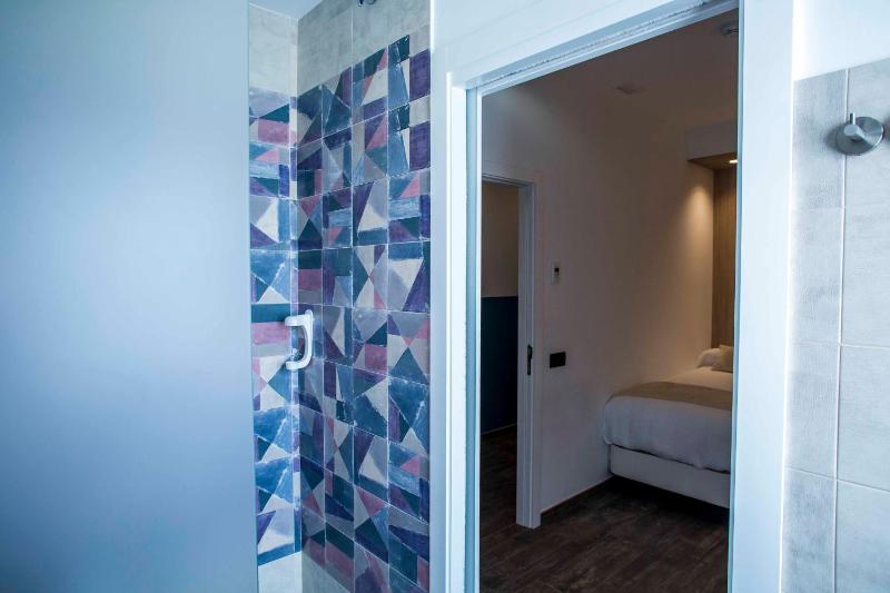 Twin Room with Private Bathroom image 3