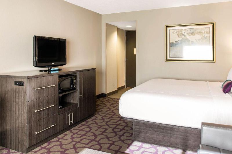 Queen Room with Tub - Accessible/Non Smoking image 3
