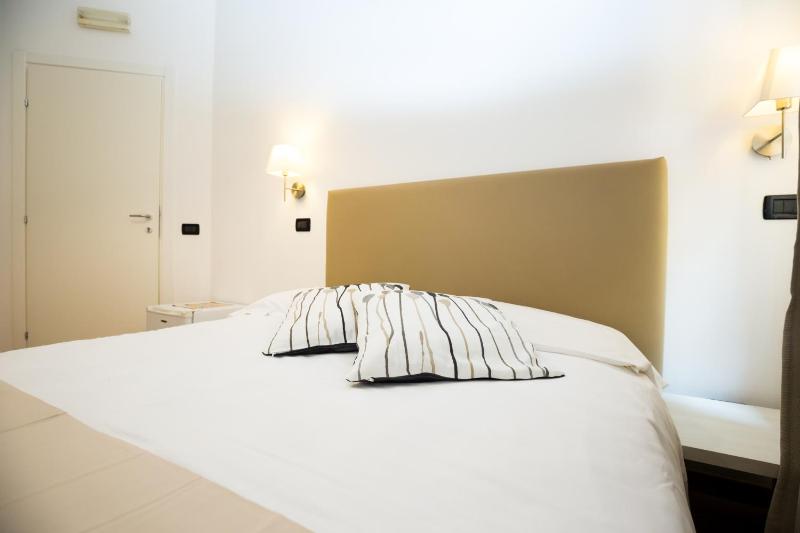 Double Room image 4