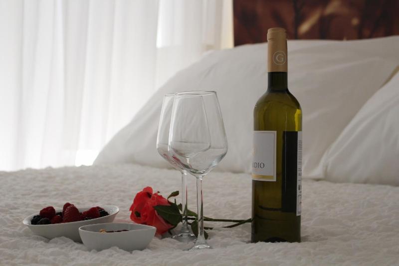 Double Room with Four Poster Bed image 3