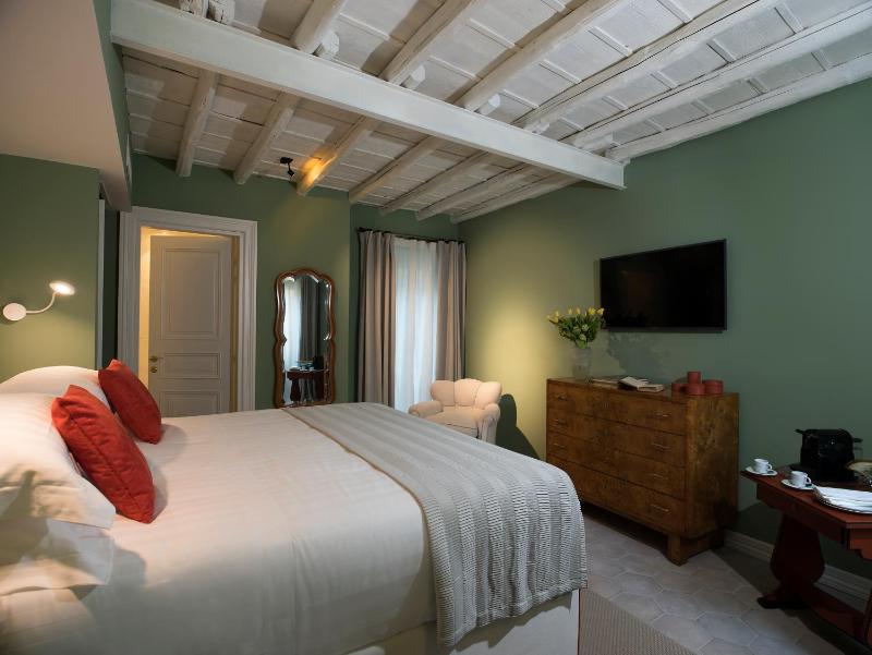 Standard King Room with Internal View image 4