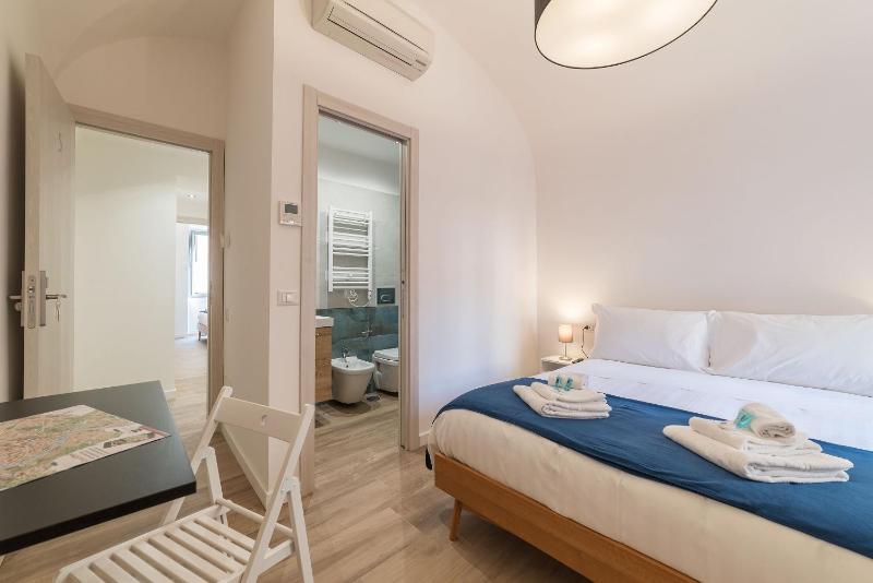 Double Room image 3