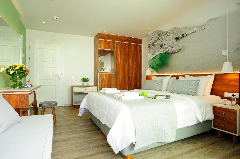 Superior Room with Pool View image 3