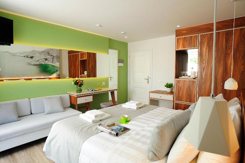 Deluxe Room with Pool View image 2