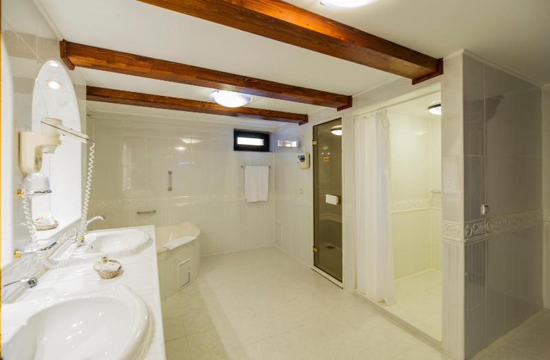 Deluxe Suite with Sauna and Balcony image 2