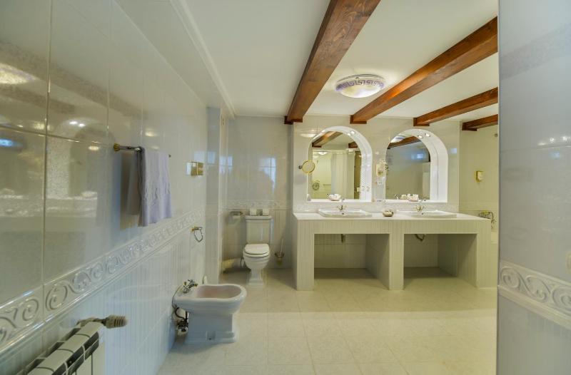 Deluxe Suite with Sauna and Balcony image 4