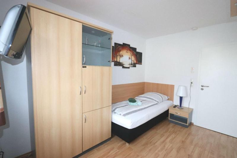 Small Single Room image 2