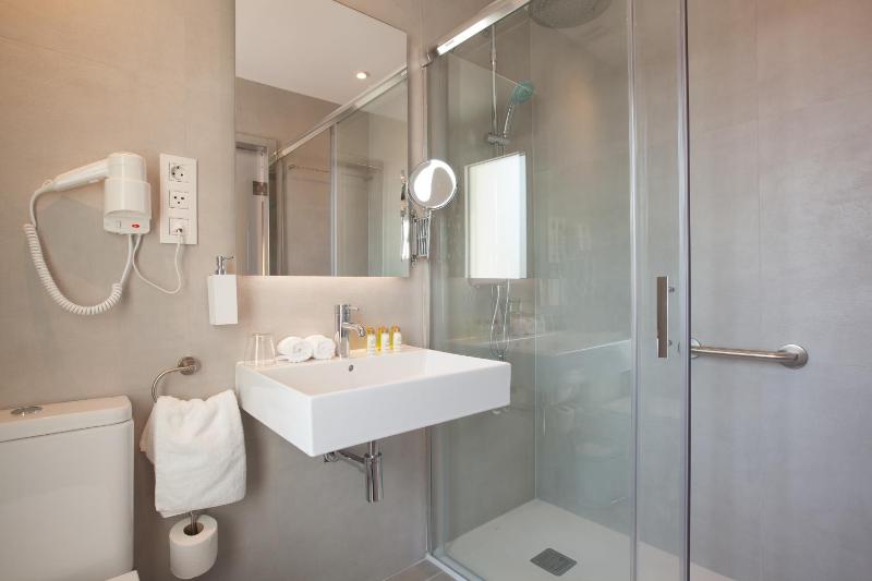 Superior Triple Room image 4