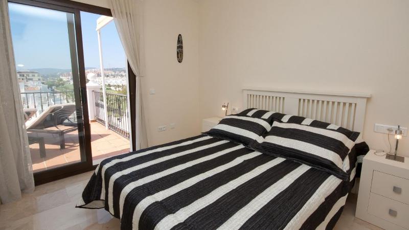 One-Bedroom Apartment image 3