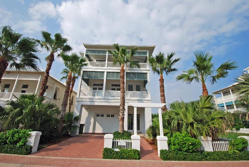 Four-Bedroom Holiday Home image 1