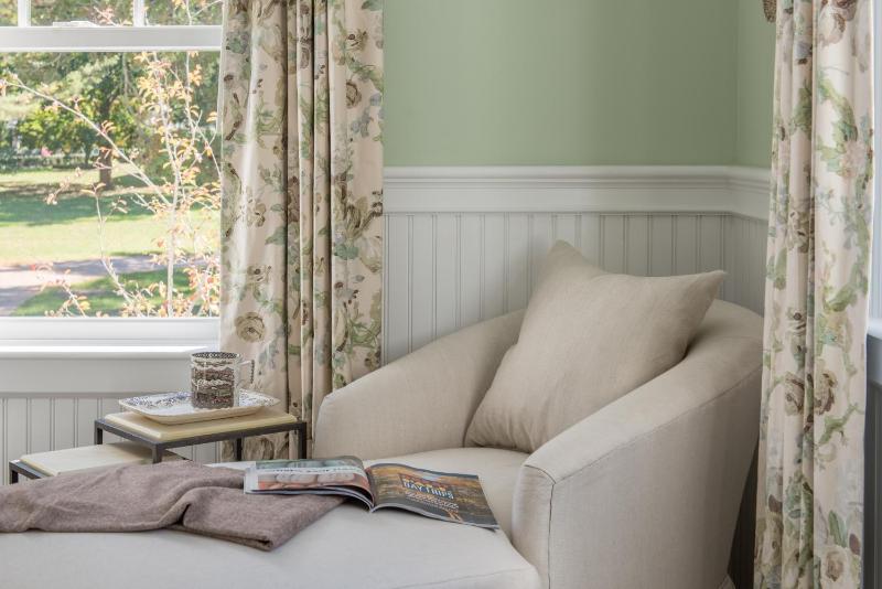 King Room with Garden View image 3