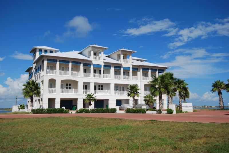 Three-Bedroom Townhouse image 1