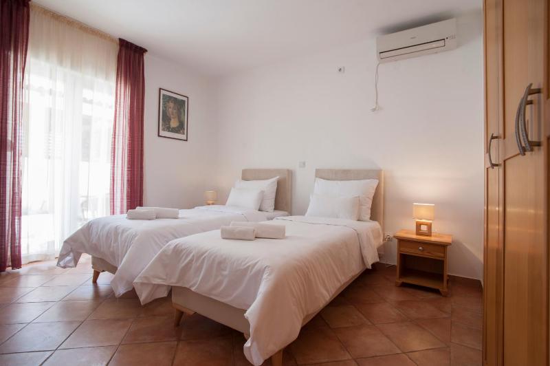 Twin Room image 3