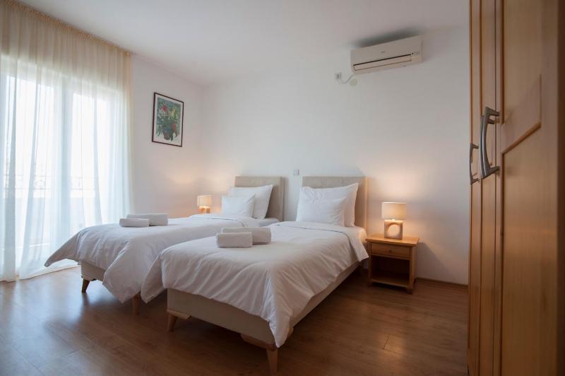 Twin Room image 4