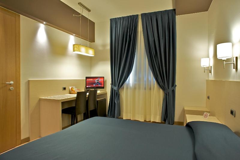 Double or Twin Room image 4