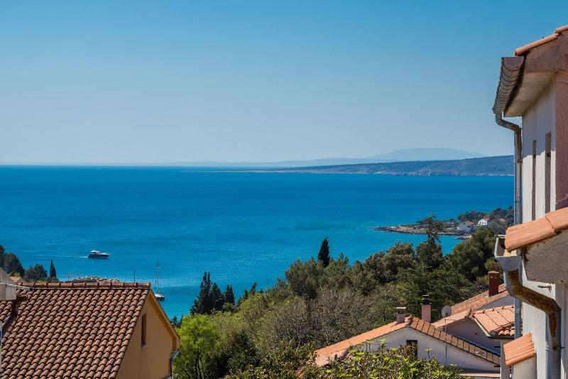 One-Bedroom Apartment with Balcony and Sea View image 3