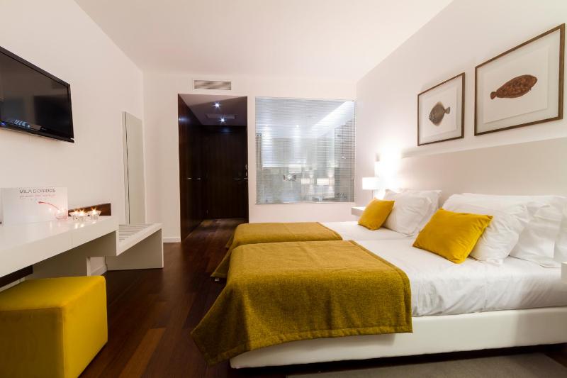 Deluxe Twin Room with Balcony image 4
