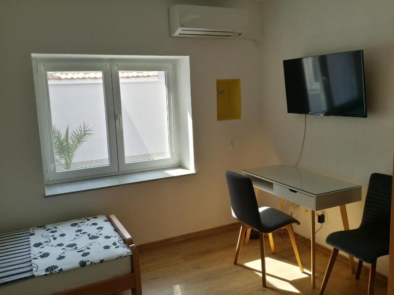 Two-Bedroom Apartment with Shared Kitchen image 4