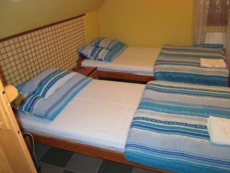 Twin Room with Private Bathroom image 2