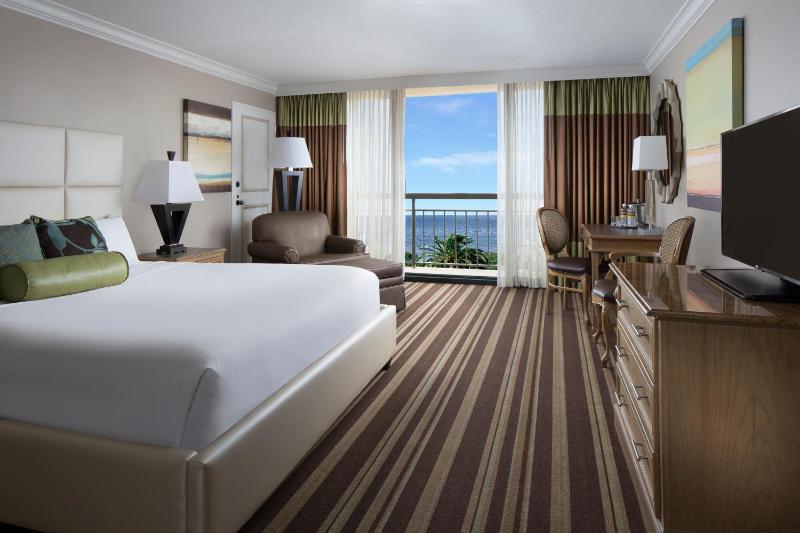 Standard King Room image 3