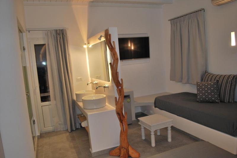 Superior Room with Partial Sea View image 4