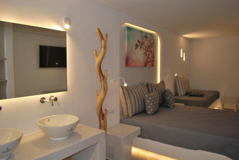 Superior Room with Patio image 3