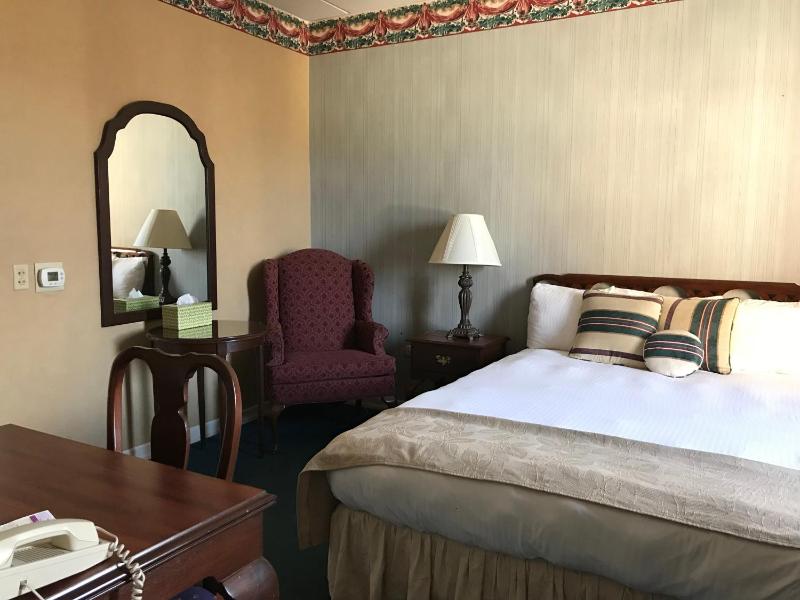 Deluxe Queen Room image 2