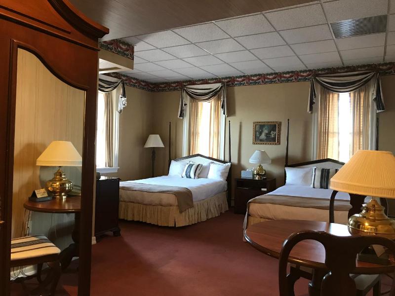 Queen Room with Two Queen Beds image 2